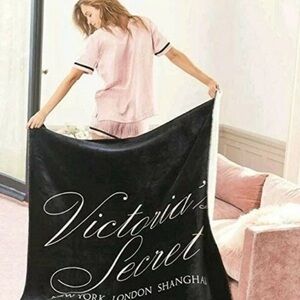 NWOT Victoria's Secret Sherpa Black Throw Blanket 50x60" - NY London Shanghai